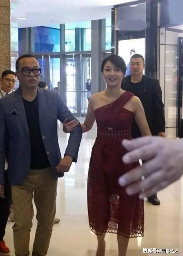 设计 没有了美颜滤镜之后的万绮雯,身材真实更显气质,穿红裙也养眼