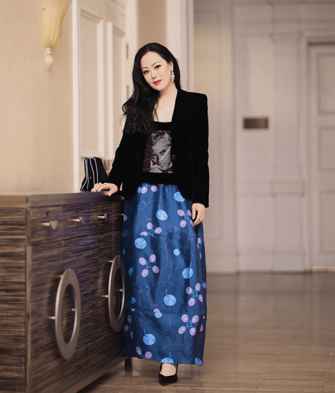 灯芯绒 58岁章小蕙好奢华！穿西装配半身裙看秀，俩鸽子蛋钻戒让人看羡慕