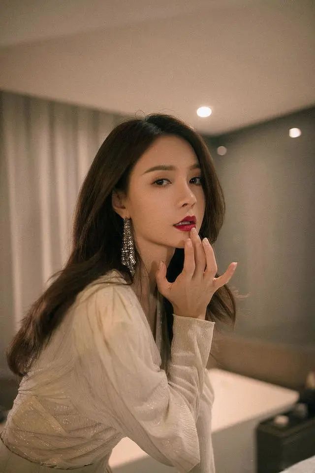 亮片 沈梦辰真懂打扮,“上衣下塞”穿法穿出好比例,身材主持人中拔尖