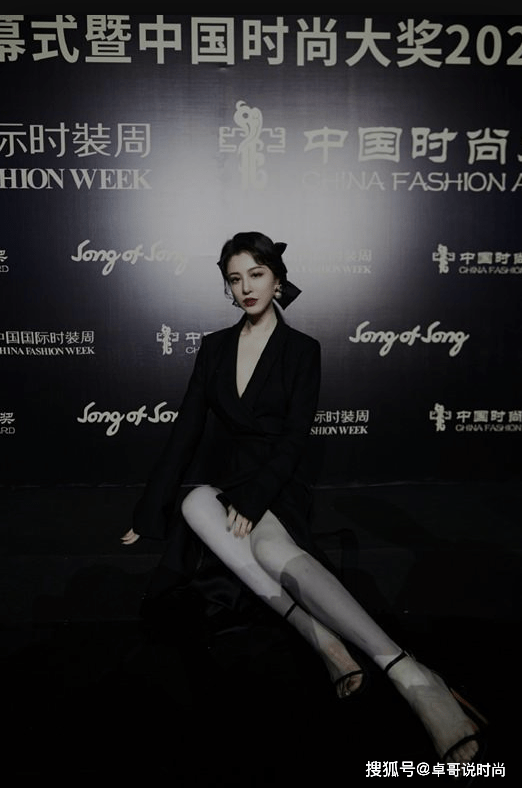 好身材 刘翔前妻葛天真敢穿，穿黑色开叉西装裙，白皙肤色好身材一目了然