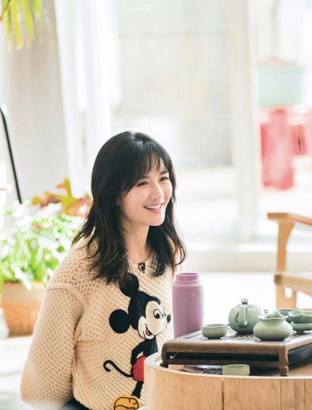 马尾 谢娜带娃外出不见张杰，跳跳俏俏穿同款衣服，扎着高马尾超可爱