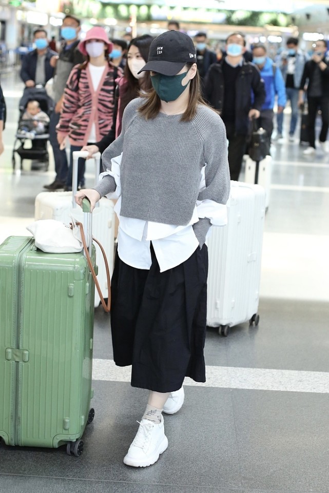 身材 阿娇阿Sa亮相机场，两人都用卫衣配牛仔裤，穿出的效果相差却很远