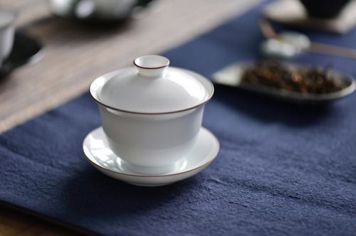 泡茶用盖碗和茶壶有什么区别吗？