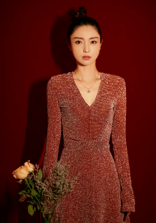 董璇 董璇的骨相美太有优势，穿红色亮片裙还扎丸子头，在哪都是女神