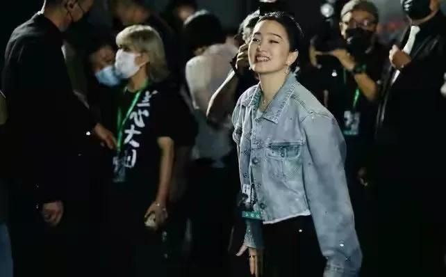 身材 巩俐穿连帽卫衣裙现身，脸上凹坑难掩沧桑，坦然接受容颜的衰老！