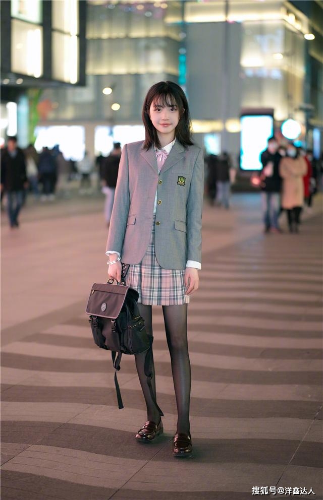 黑色 秋冬，学会这几种“丝袜”穿法，让你告别廉价臃肿感，穿出好气质