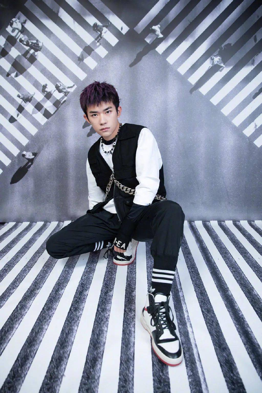 链条 看明星如何在沉闷厚重的的秋冬服饰中穿出亮点