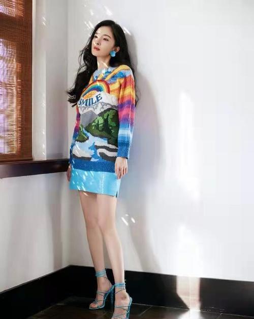 毛衣 秋天到了,又想起杨幂这组经典照片!毛衣配裙子,百看不厌啊