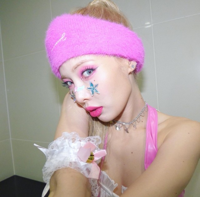 公司金泫雅金色齐肩短发造型曝光，身材引人关注，每次造型都很惊喜