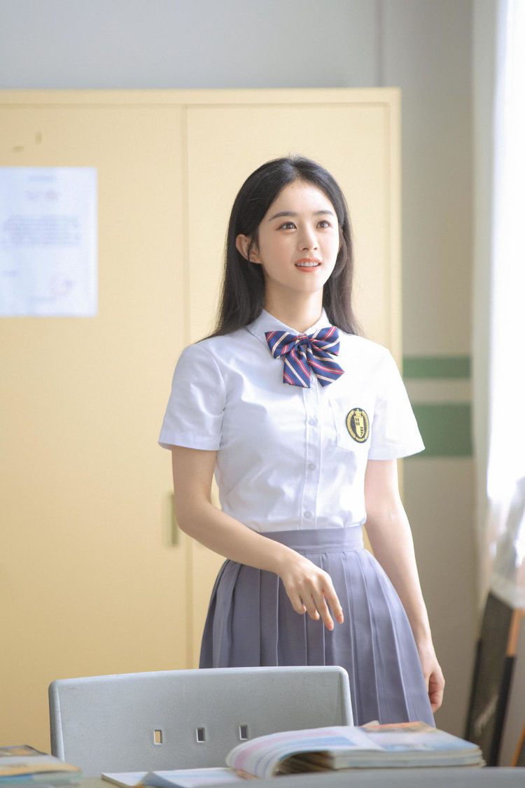 时尚女孩 简单的白衬衫在搭配了吊带外裙之后就变得层次感十足