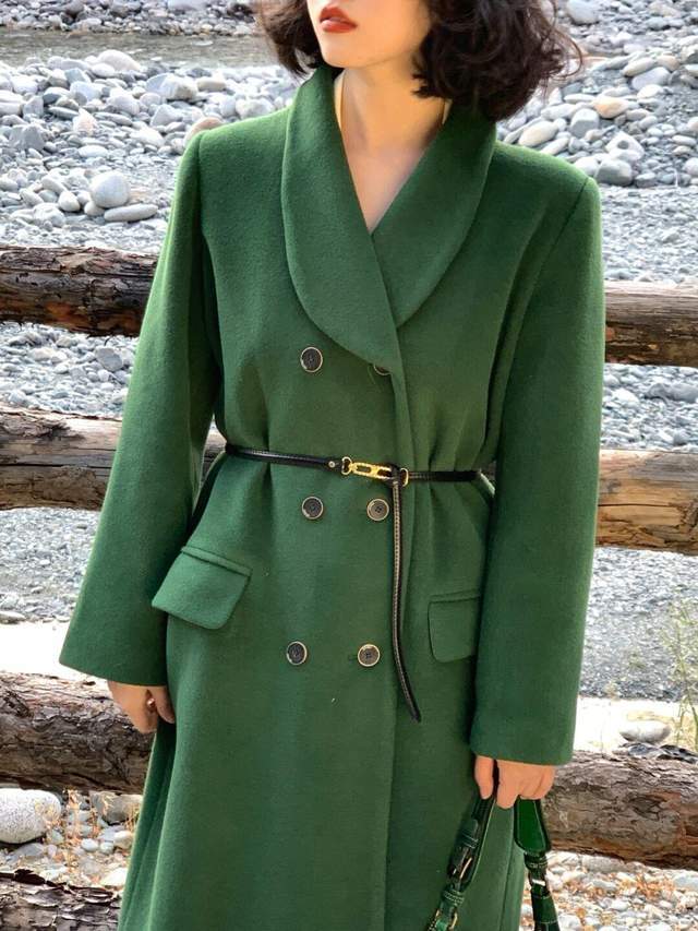 女生 这样的穿搭比较适合20岁左右的女生，穿起来法式又复古