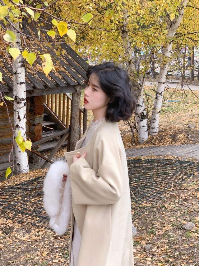 女生 这样的穿搭比较适合20岁左右的女生，穿起来法式又复古