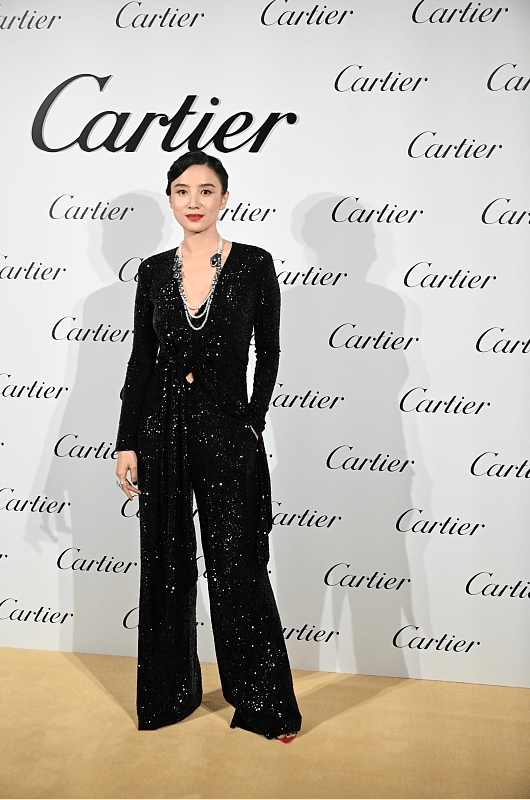 黑色 宋佳的服装造型美得不像话，就是头发太贴头皮了，有点显“头大”