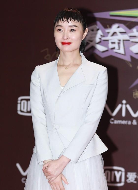 设计 吴越是气质型美女,穿的长裙看着就优雅,但发型奇怪略尴尬