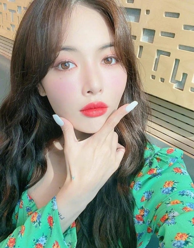 公司金泫雅金色齐肩短发造型曝光，身材引人关注，每次造型都很惊喜