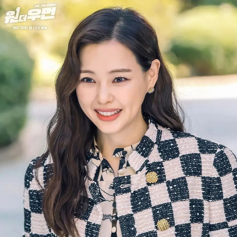 姜美娜之所以出现在拍卖会,是因为看不起她的婆家人和娘家人都不愿带