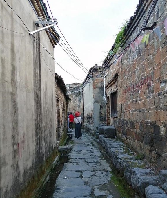 桂林有个始建于明末清初的村，巷道铺满了青石板，是湘南式民居