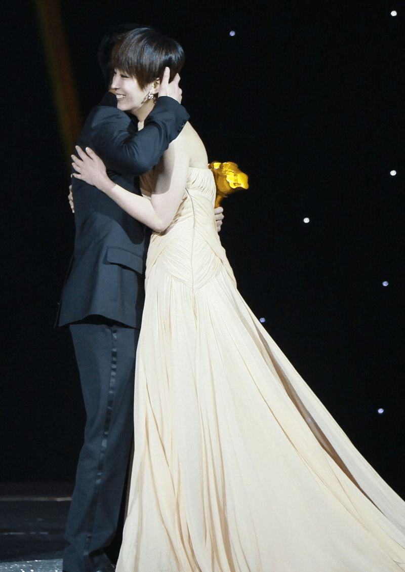 吴京 谢楠只有在老公吴京身边，才有种小女人的样子，短发也柔美