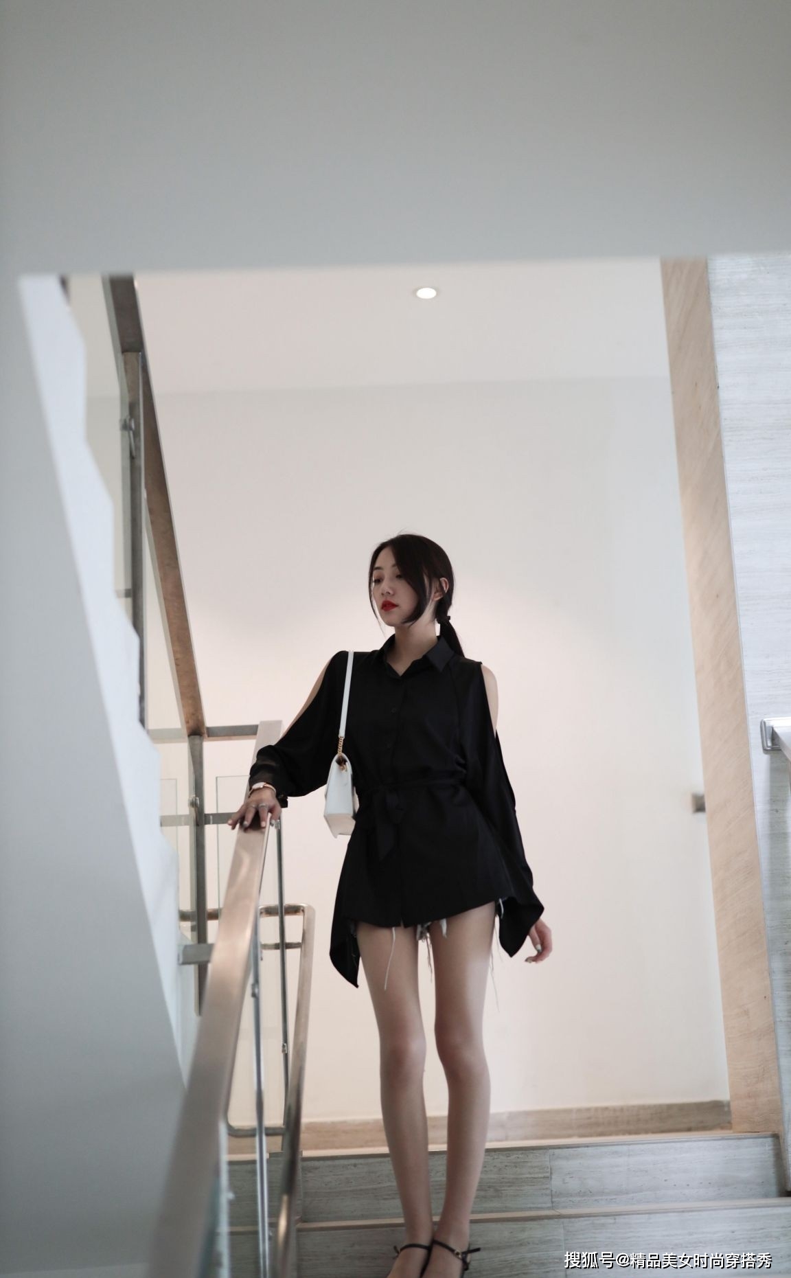 高跟鞋 这件黑色的衬衫下搭一条牛仔短裤，干练又不失女性独特的优雅感