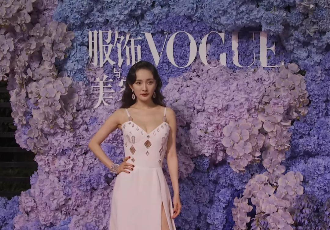 杨幂《VOGUE》盛典红毯：刘雯上衣像窗帘布，宋茜穿得仿佛要出海捕鱼