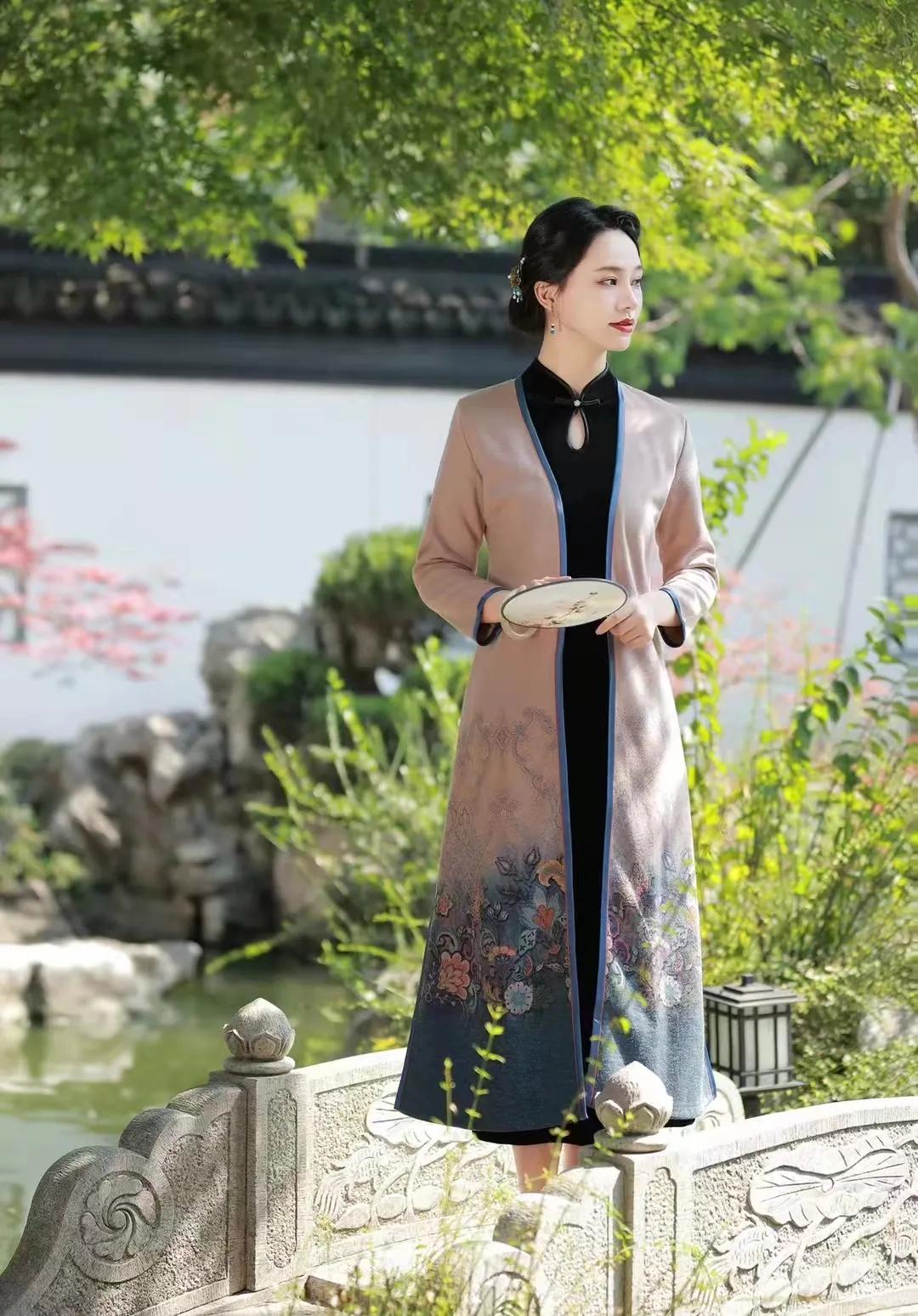 静婉 女人过了40岁,穿衣要显气质,今秋学会这样穿旗袍,优雅又高级!