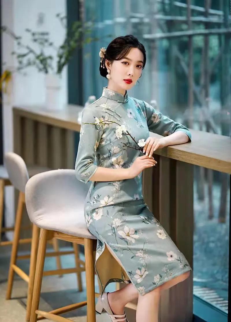 美得 秋天穿旗袍，蕴藏在岁月里的女人味，学会这样穿搭，美得惊艳时光