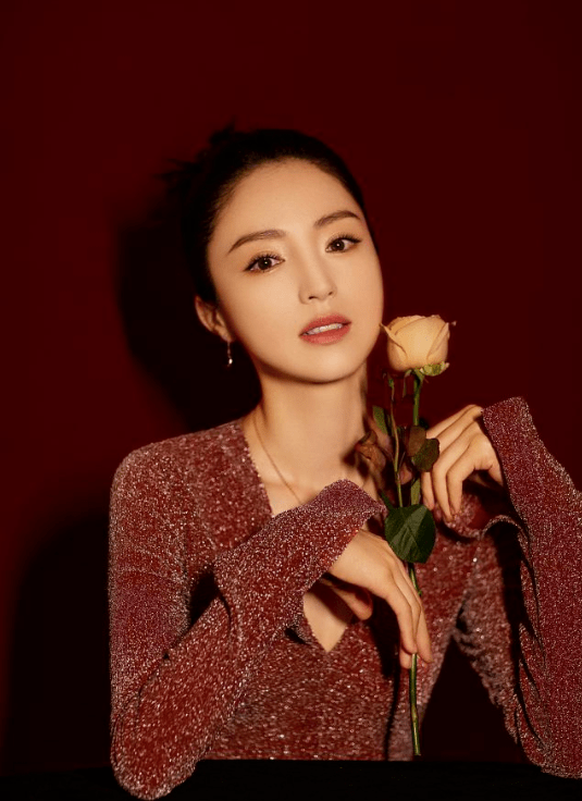 董璇 董璇的骨相美太有优势，穿红色亮片裙还扎丸子头，在哪都是女神