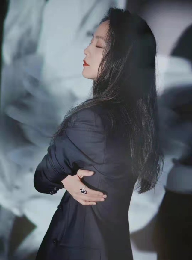 廓形 汤唯不愧是大花!穿深v秀事业线赢过杨幂,压轴出场成红毯大赢家