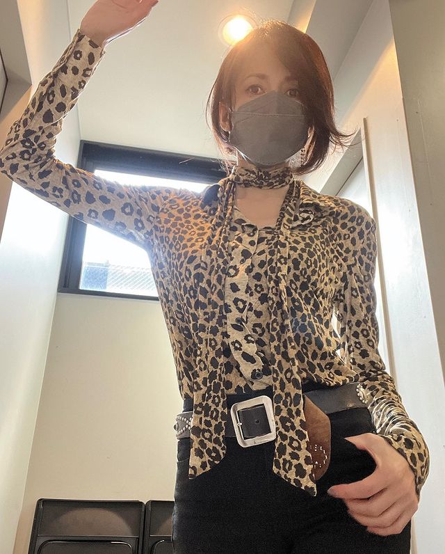 曲线 51岁工藤静香在豪宅中秀翘臀！这么瘦都很有曲线感，可惜脸老了