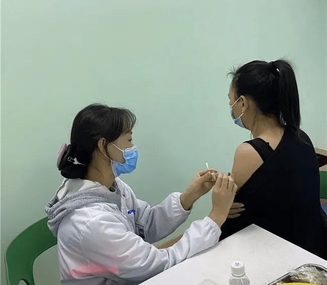 兴中|贵州4地开打新冠疫苗“加强针”，这些人需要打！