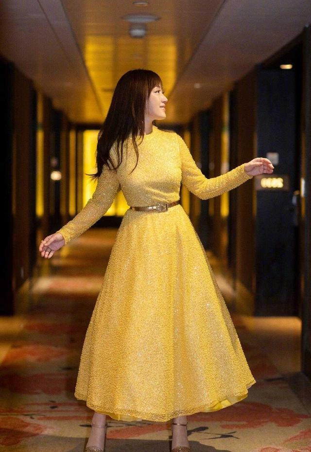 整体 杨钰莹不是装嫩是真嫩，穿黄色连衣裙活力减龄，看着像18岁少女