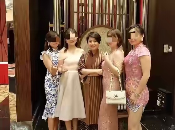 状态梁安琪被拍的侧颜，眼皮松了脸色土黄，这就是真实的61岁老人！