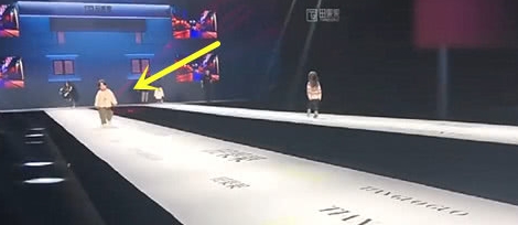 网友 小朋友参加服装秀，走路太嚣张，疑似要打架笑翻网友