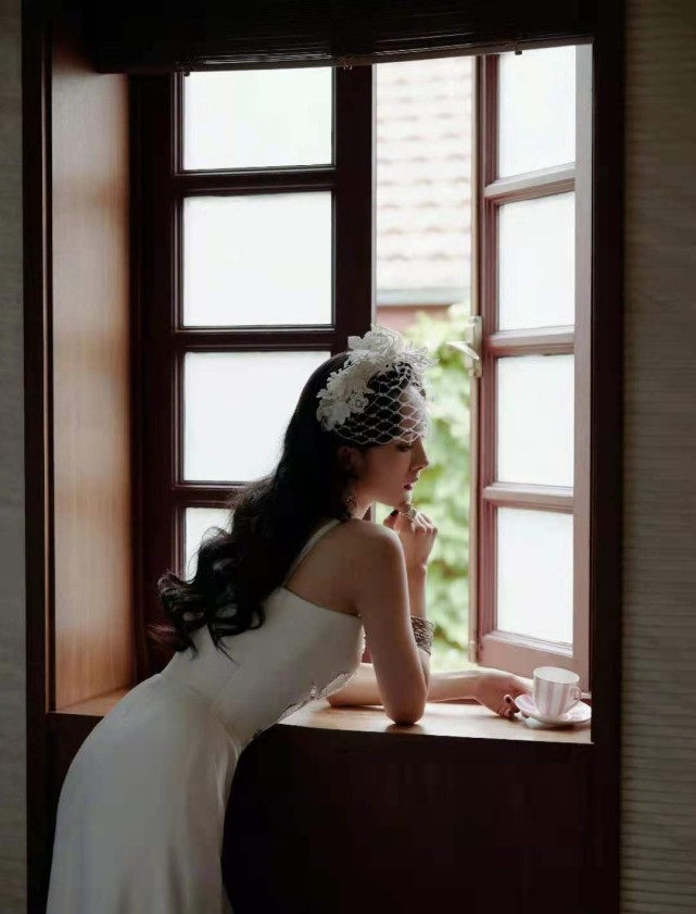 廓形 汤唯不愧是大花!穿深v秀事业线赢过杨幂,压轴出场成红毯大赢家