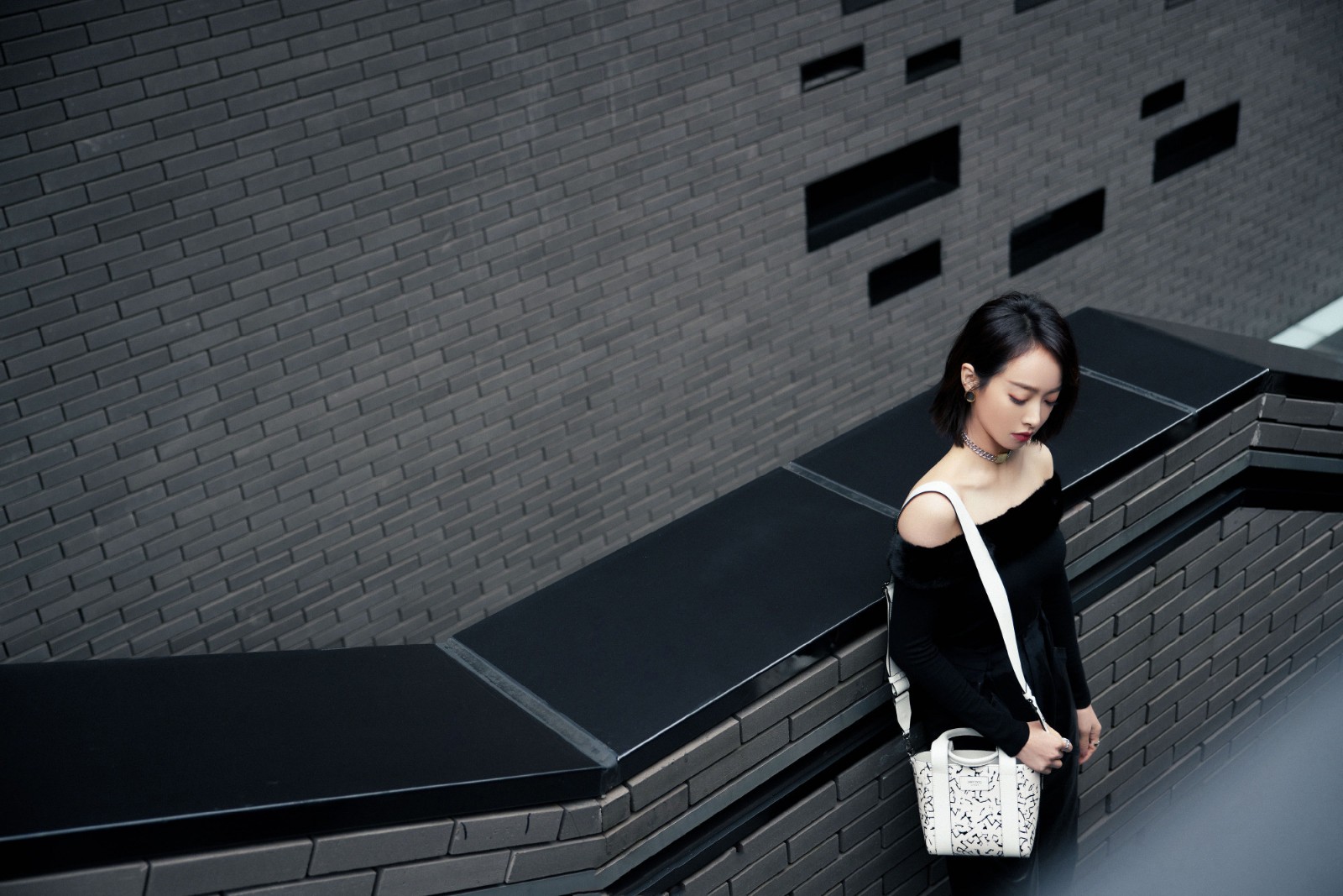 一身 ?宋茜穿衣好性感，穿一字肩秀锁骨，时髦中透着知性美，真时尚