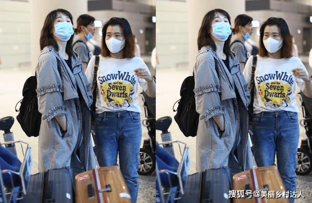 左小青 “阔太”左小青出街太没架子，穿格子外套真随意，素颜状态更像30