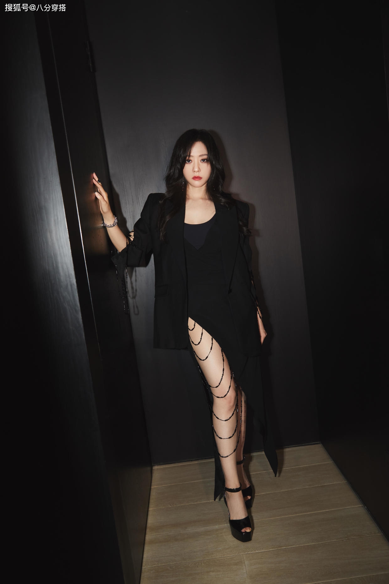 身材 张靓颖真是微胖界代表，穿西装和开衩裙秀“酒杯腿”，气质太招摇