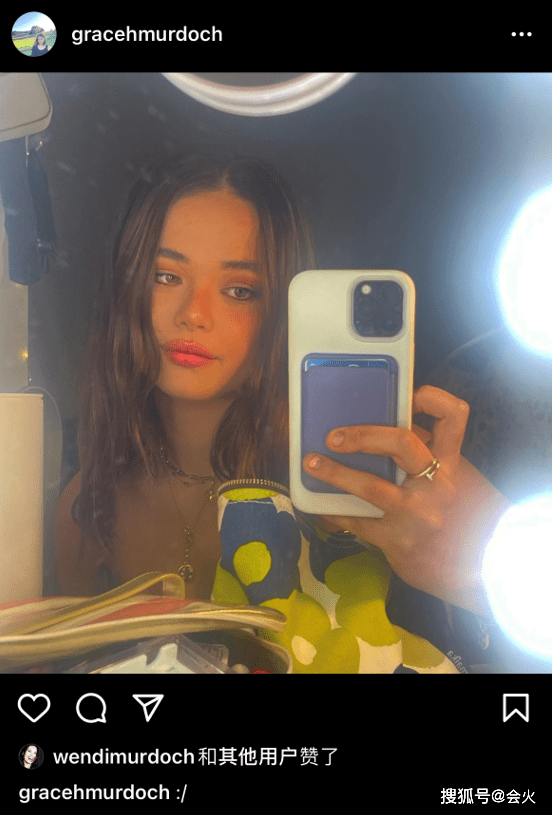 口红邓文迪大女儿晒美照，涂粉色口红略显性感，秀大长腿身材曲线完美