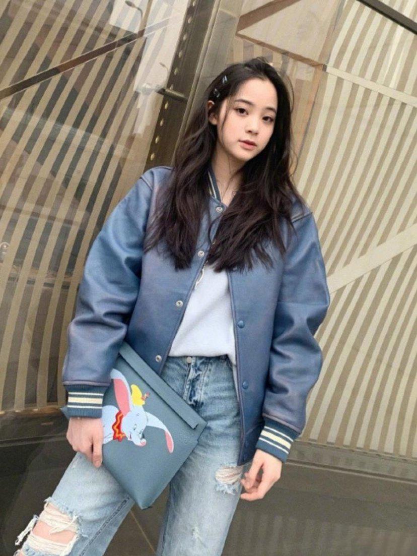 好身材 欧阳娜娜穿紫色羽绒服配破洞裤现身,挡不住的少女感