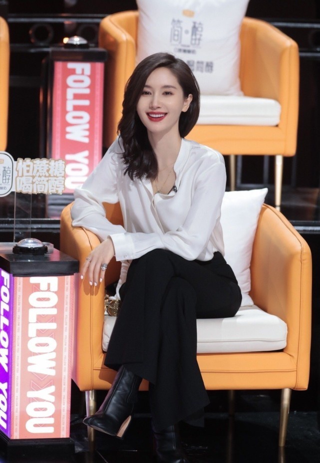 细节 明星把白衬衣又穿火了！三大女星的不同穿搭，让白衬衣“大变身”