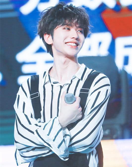 黑色 蔡徐坤现身，这样的搭配特别显老气，像个大叔了！