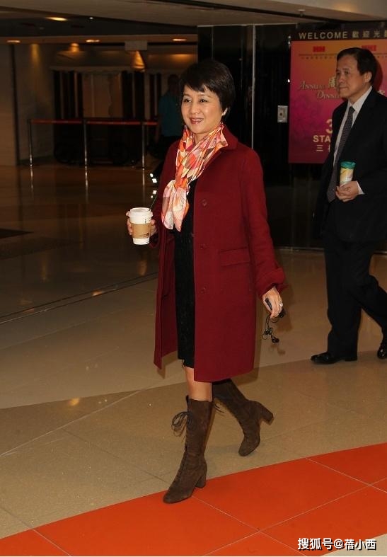 职场 赌王四太梁安琪终于不扮嫩，认真穿小香风连衣裙，气场很难被超越