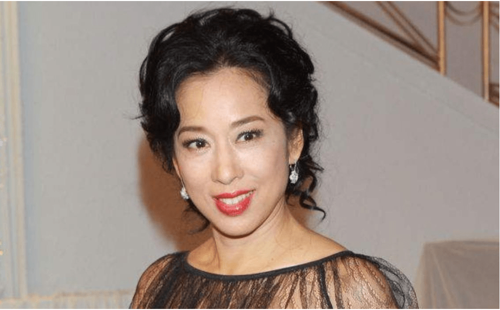 朱玲玲出生就嫁给了一个有钱人 她的姐姐朱盈盈定居国外 过着平凡的