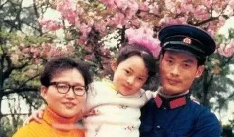 蒋勤勤母亲都是高颜值女星，孩子却个个长相平平，遗传真是门玄学啊