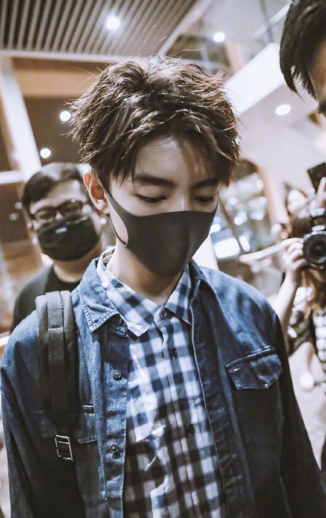 高领衫 叠穿不等于乱穿！王一博竟然三种材质衣服叠穿，这样穿真的好看吗