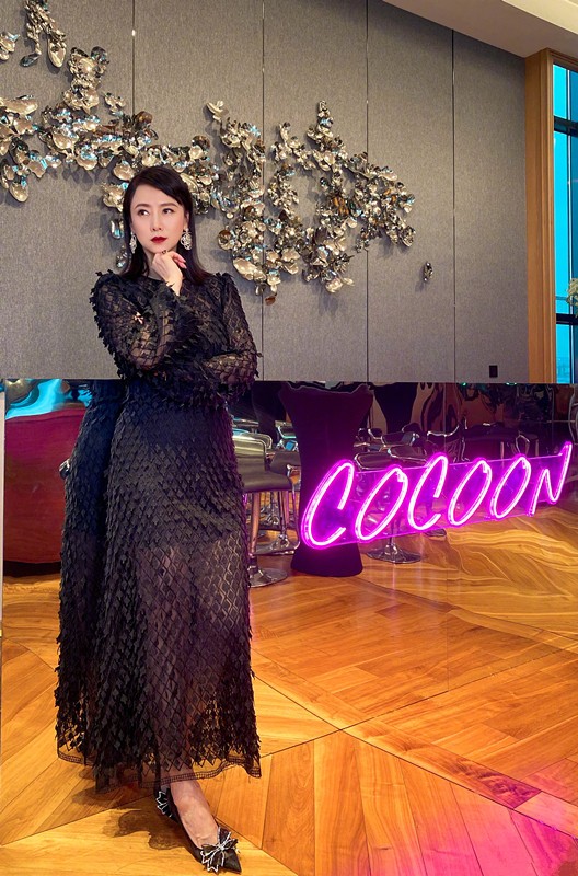 颜色 翁虹年逾知命风韵犹在，53岁肤白无皱纹，穿红色修身裙分外妖娆