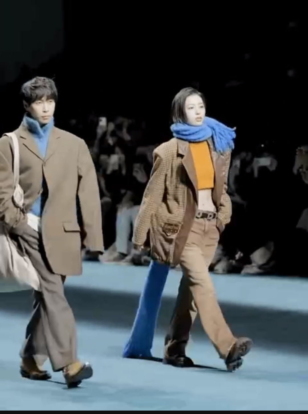 衣架子 周雨彤真的是衣架子吧？不是超模穿这么奇葩的服装居然还挺酷？