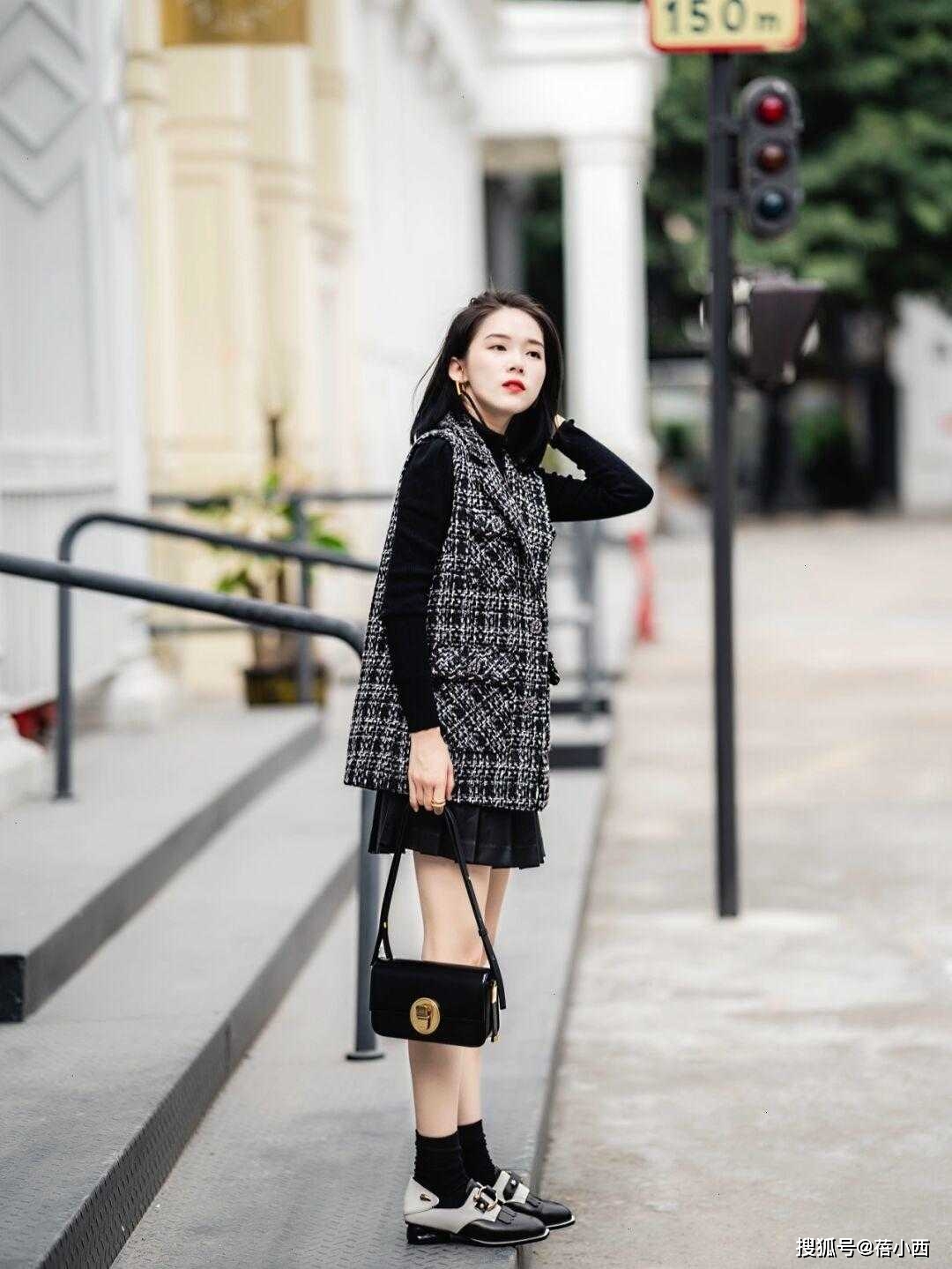 下半身 秋季如何穿才优雅又时髦？建议穿小香风外套，搭配半身裙知性高级