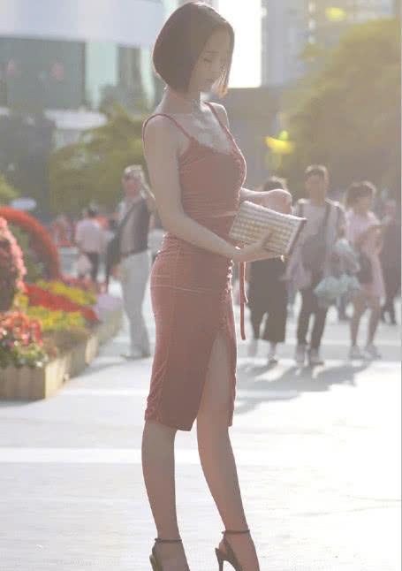 时尚 背心裙和吊带裙一直都是不会过时的时尚元素,你们喜欢吗?