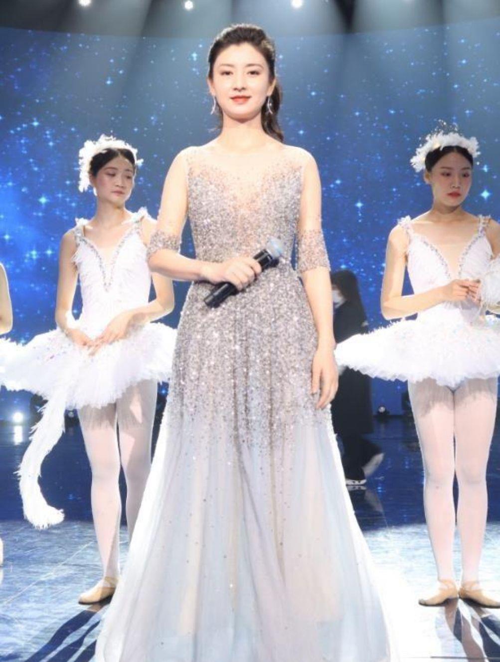 贵妇 沈眉庄斓曦穿亮片连衣裙亮相，尽显富态气质，跟豪门贵妇没区别